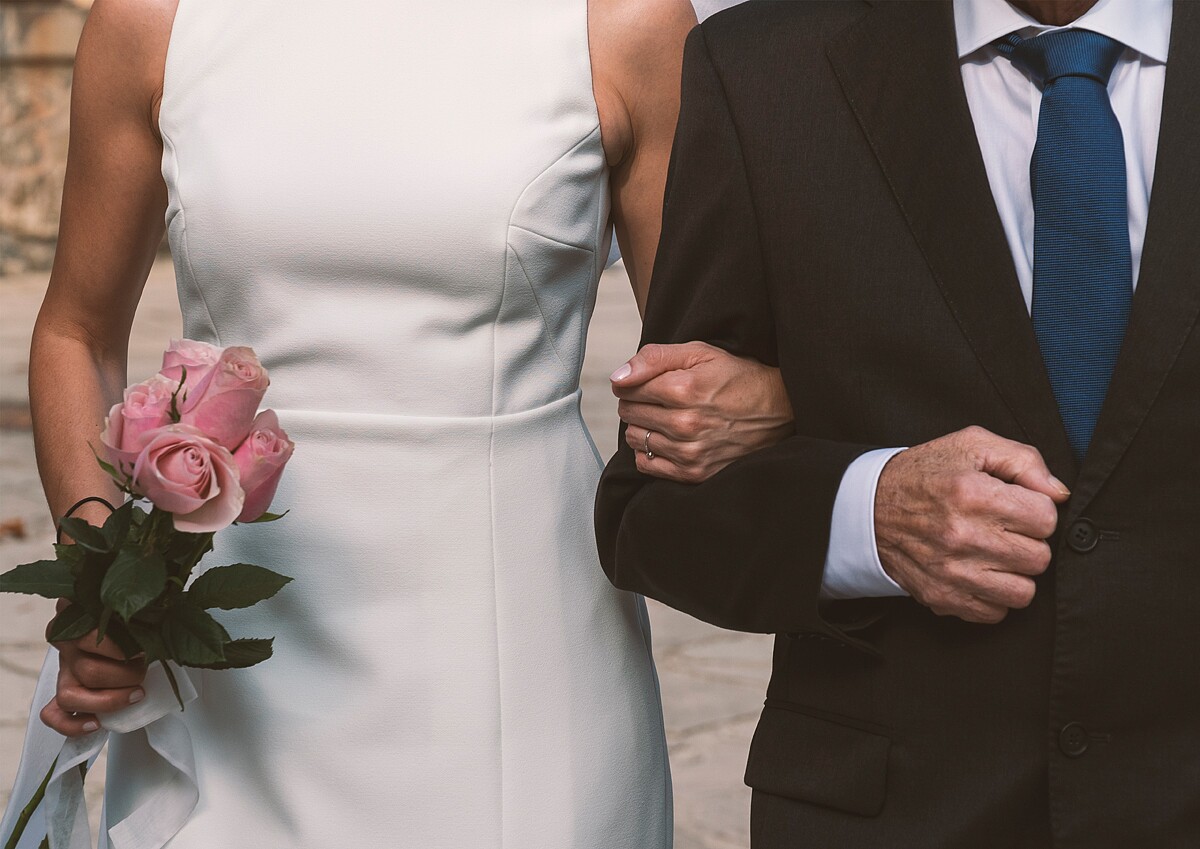 08 ella entrando iglesia con padre