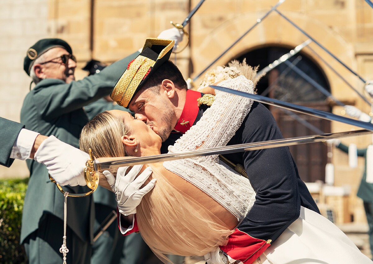 13 beso salida iglesia