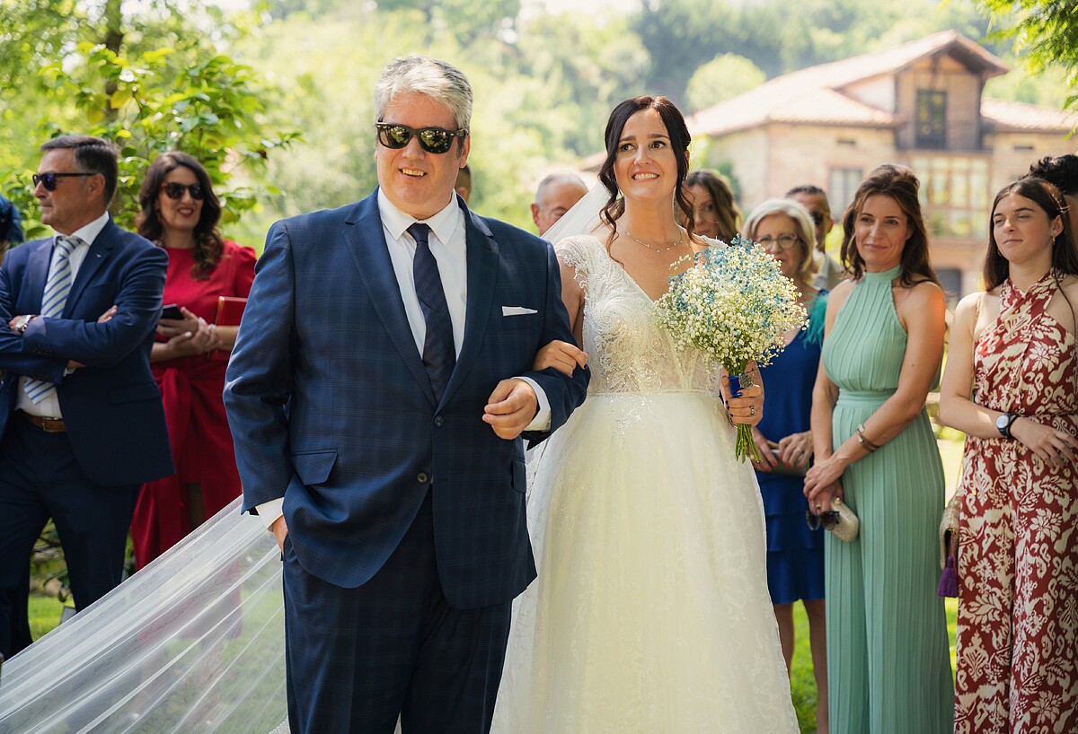 08 Entrada ella altar 2